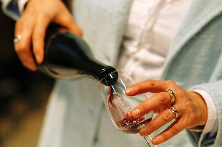 Degustação de vinho tinto